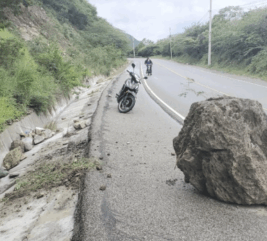 El peligro asecha en la carretera de Ocoa por deslizamientos de tierra y piedras