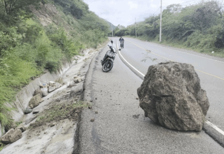 El peligro asecha en la carretera de Ocoa por deslizamientos de tierra y piedras