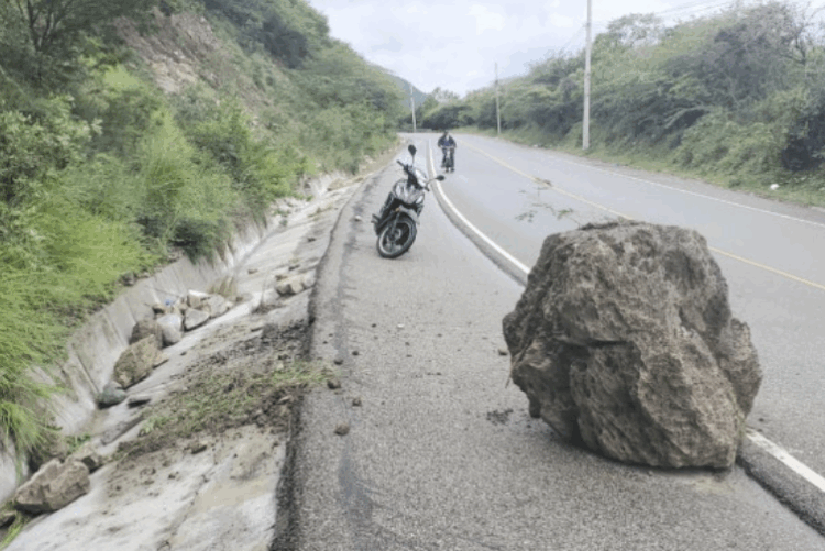 El peligro asecha en la carretera de Ocoa por deslizamientos de tierra y piedras